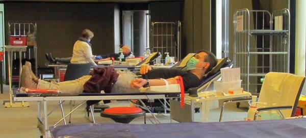 Bild vergrößern: Kreismitarbeiter spenden Blut