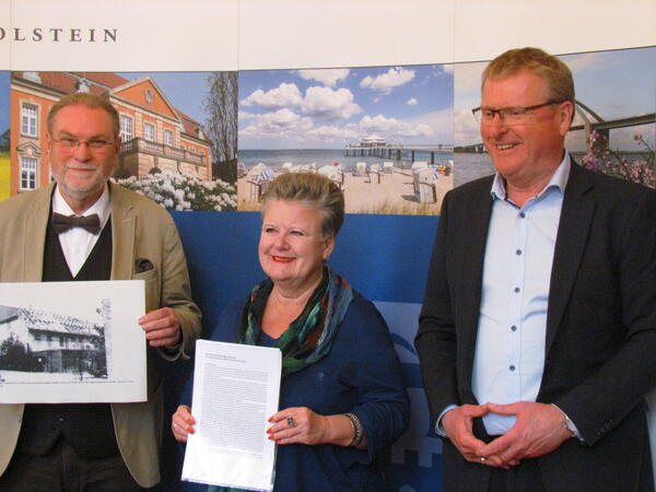 Bild vergrößern: Auf dem Foto von links:
Kreisprsident Harald Werner, Regine Jepp, Nils Hollerbach