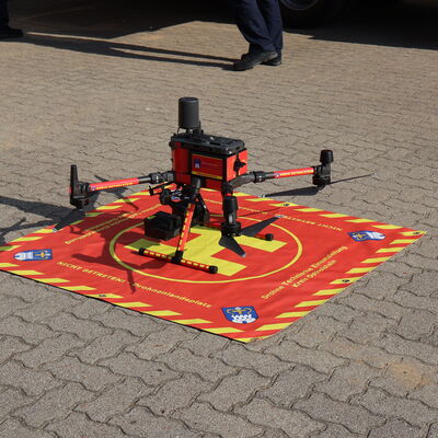 Bild vergrößern: bergabe des Utility Task Vehicles (UTV) und der Drohne an die Technische Einsatzleitung