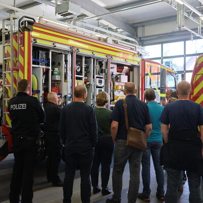 Bild vergrößern: Katastrophenabwehrstab informiert sich bei der Feuerwehr Neustadt i. H.