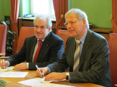 Wolfgang Werner und Reinhard Sager unterzeichnen die Vereinbarung.