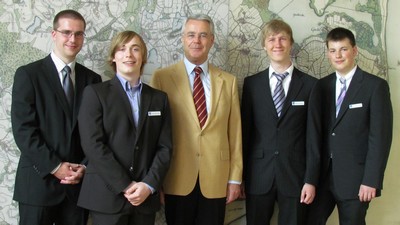 v.l. Dennis Radestock, Jan-Wendelin Henrich, 1. stellv. Landrat Ulrich Rüder, Torben Kohlscheen, Tim Sverre Quandt