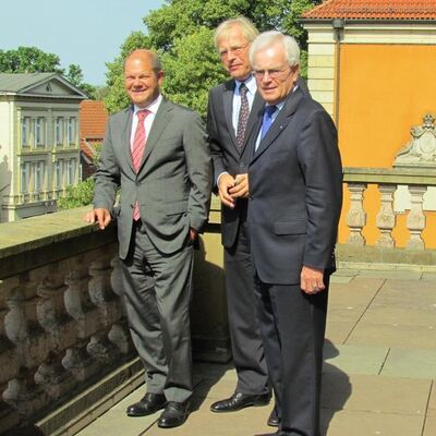v.l.: Erster Bürgermeister Olaf Scholz, Landrat Reinhard Sager, Kreispräsident Joachim Wegener