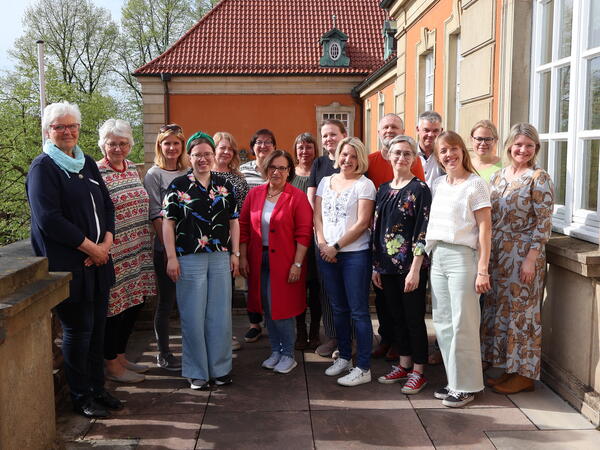 Bild vergrößern: Die Kreisprsidentin mit den deutschen und finnischen Lehrinnen und Lehrern