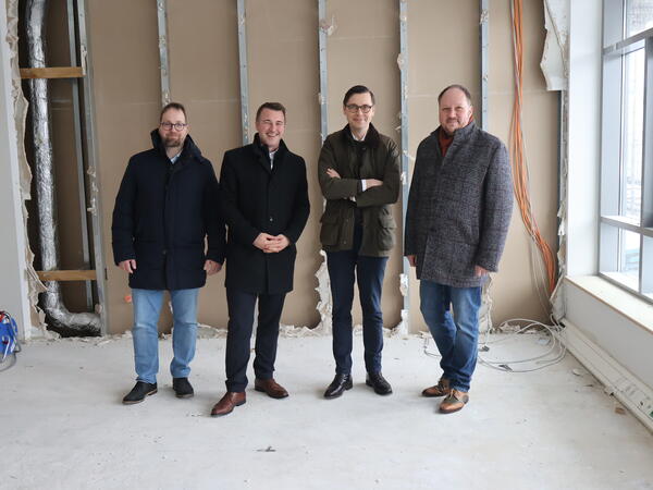 Bild vergrößern: Dr. Markus Flgel, Franz Loose, Stephan Freitag und Landrat Timo Gaarz besichtigen die Baustelle am Klinikstandort Eutin