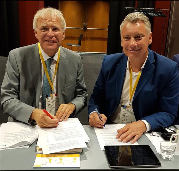 Bild vergrößern: Ostholsteins Landrat Reinhard Sager (links) und Holger Schou Rasmussen (Bürgermeister Kommune Lolland) unterzeichnen das Positionspapier des Fehmarnbelt-Komitees.