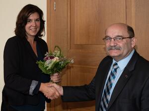 Bild vergrößern: stellvertr. Kreispräsident Rainer Rübenhofer gratuliert Katrin Kunkel zur Wiederwahl