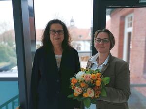 Bild vergrößern: Sabine Axt, stellvertretende Vorsitzende (links), Stephanie Stürholdt, neue 1.Vorsitzende (rechts)