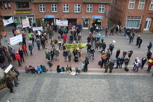 Bild vergrößern: Abschlusskundgebung vor dem Kreishaus