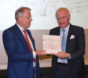 Bild vergrößern: Verlagschef Rainer Wendorff übergibt Landrat Reinhard Sager das erste Buch