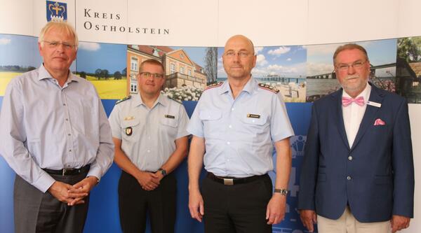 Bild vergrößern: v.l.: Landrat Reinhard Sager, Oberstleutnant d.R. Martin Stellberger, Oberst Axel Schneider und Kreispräsident Harald Werner