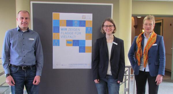 Bild vergrößern: Dr. Björn Haberer, Katharina Euler (beide Migrationsmanagement), Silke Meints (Gleichstellungsbeauftragte) werben für den Diversity Day