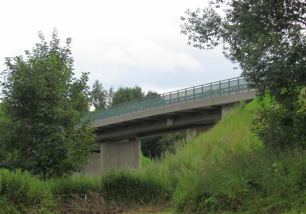 Bild vergrößern: Die neue Brücke entlang der K 59 in Nienrade.