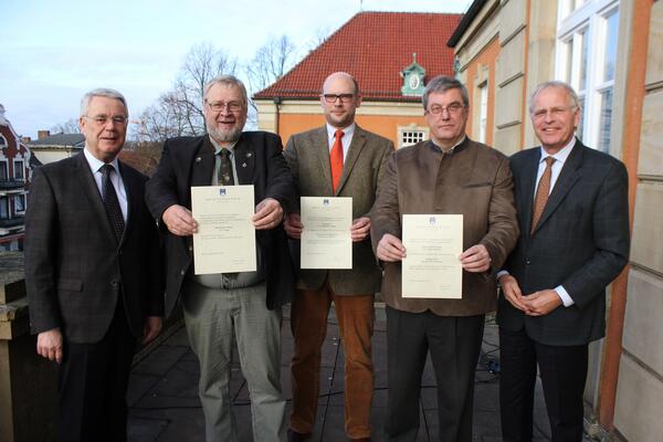 Foto von links: Kreispräsident Ulrich Rüder, Rudolf Meyer-Böttger, Thies Rickert, Gustav Hogreve, Landrat Reinhard Sager