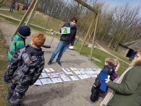 Bild vergrößern: Simon Degner, angehender Erzieher von der Beruflichen Schule in Lensahn ermuntert dänische Kinder zum Zahlenlernen in Deutsch