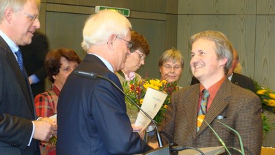 Bild vergrößern: Dr. Axel Zander (re.) wird vom Kreispräsidenten geehrt