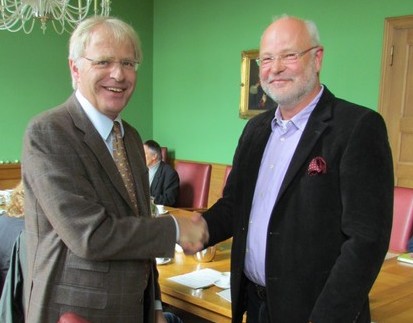 Bild vergrößern: v.l.: Landrat Sager gratuliert dem neuen Vorsitzenden Knut Wiedemann