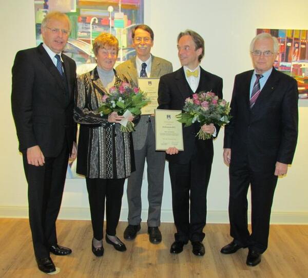 Bild vergrößern: v.l.: Landrat Sager, 1. Vors. Hildegard Kunow, 2.Vors. Dr. Thomas Haller, Jan Kollwitz, Kreispräsident Wegner