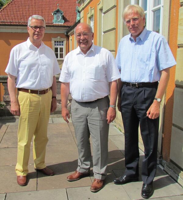 Bild vergrößern: v.l.: Kreispräsident Rüder, Kreispräsident Maurus und Landrat Sager trafen sich im Eutiner Kreishaus zu Gesprächen.