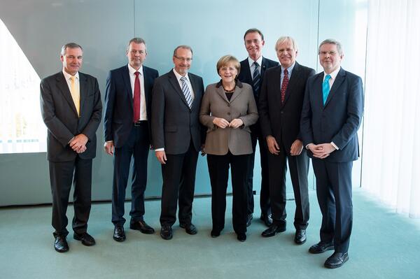 Bild vergrößern: Landrat Sager (2.v.r.) und Bundeskanzlerin Merkel in Berlin.