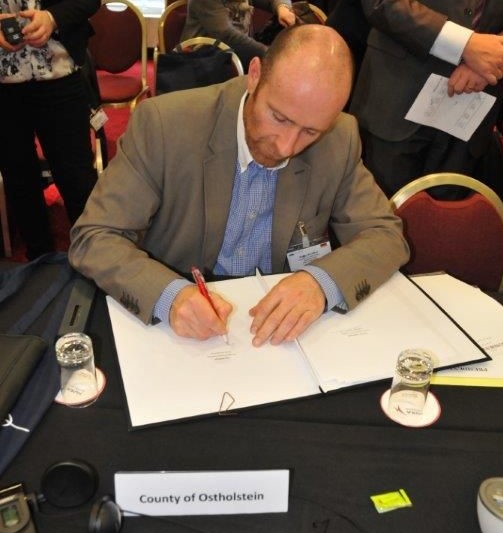Bild vergrößern: Kreistagsabgeordneter Peer Knöfler (CDU) unterzeichnet die Vereinbarung.