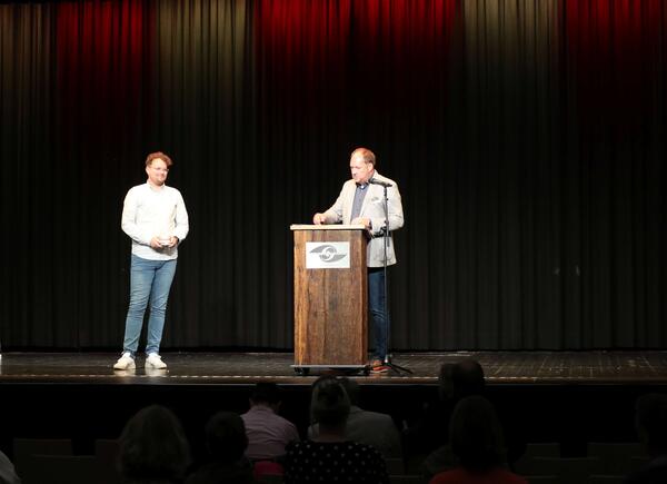 Jonas Gelhaus und Landrat Gaarz bei der Scheckübergabe