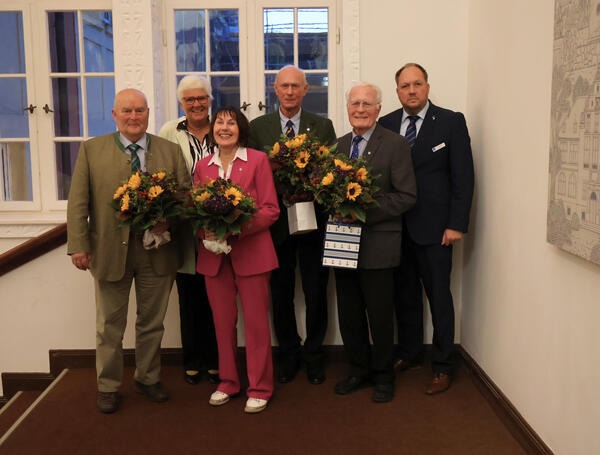 Träger der Ehrennadel 2024 mit Kreispräsidentin Kirner (2.v.l.) und Landrat Timo Gaarz (r.)