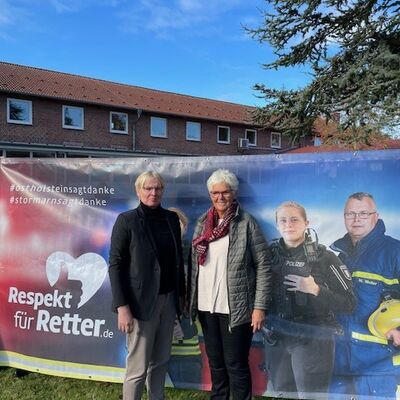 Bild vergrößern: Kreisprsidentin Petra Kirner und Ilona Hartmann vor dem Banner