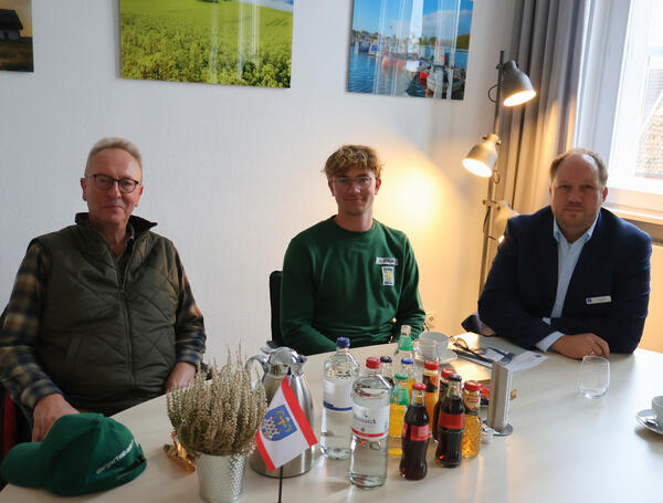 Landrat Gaarz ehrt Fiete Strube, Schleswig-Holsteins besten Nachwuchs-Landschaftsgärtner