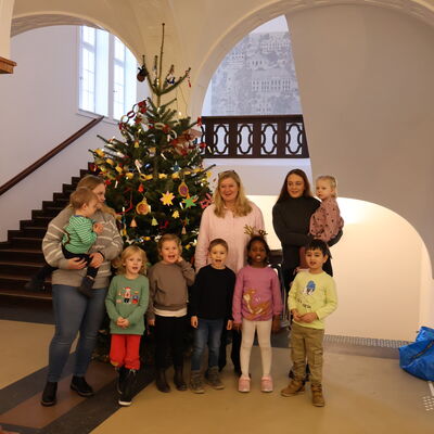 Die Kinder und Erzieherinnen vor dem geschmückten Tannenbaum