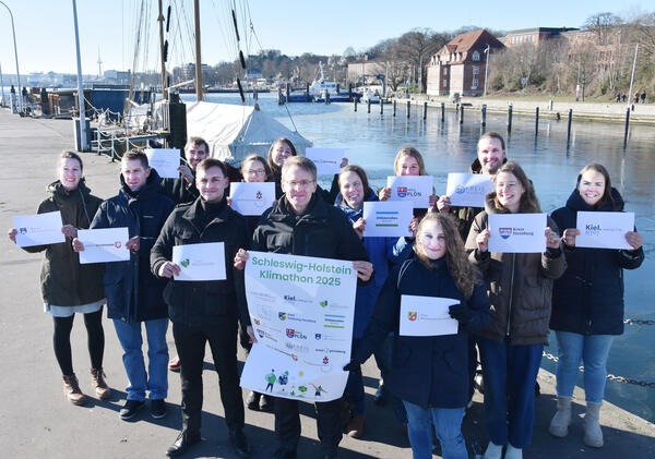 Ministerpräsident Daniel Günther (Bildmitte) gibt zusammen mit den Klimaschutzmanagerinnen und -manager der Landkreise und Städte den Startschuss für den Schleswig-Holstein-Klimathon 2025