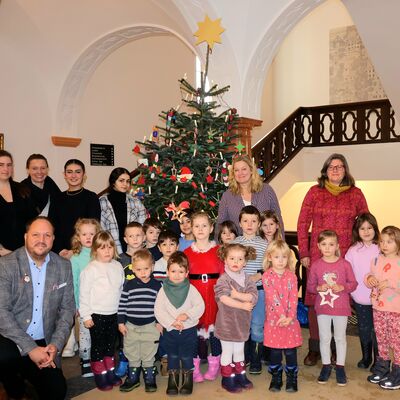 Bild vergrößern: Landrat Gaarz und die Kinder und ihre Erzieherinnen vor dem geschmckten Weihnachtsbaum